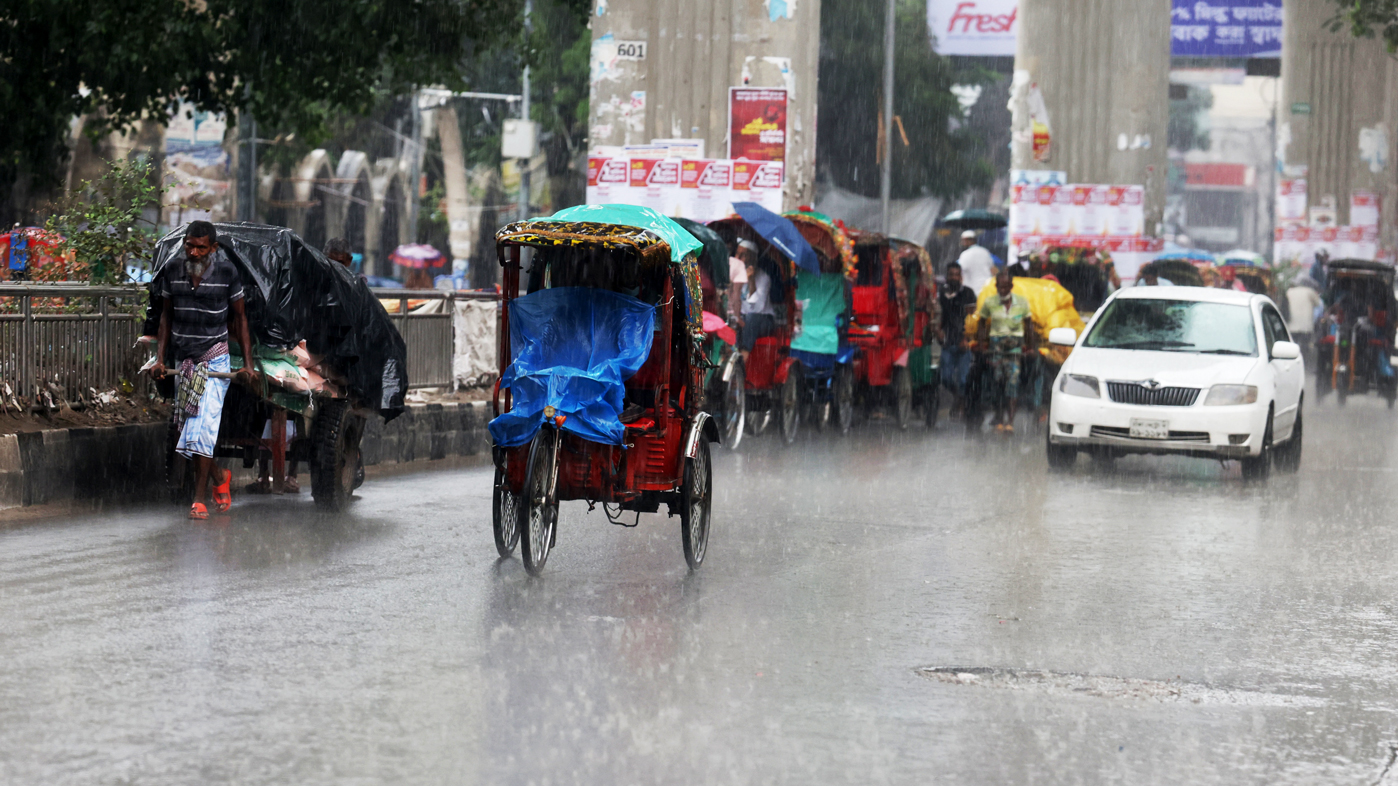 ভারী বৃষ্টি সহজে কমছে না, সমুদ্রবন্দরে ৩ নম্বর সতর্ক সংকেত