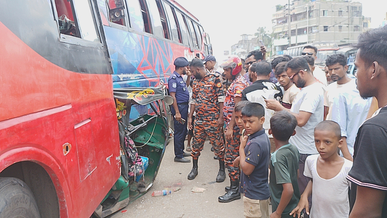 ভৈরবে ট্রাফিক জ্যামে থাকা একাধিক যানবাহনে বাসের ধাক্কা, আহত অন্তত ১০