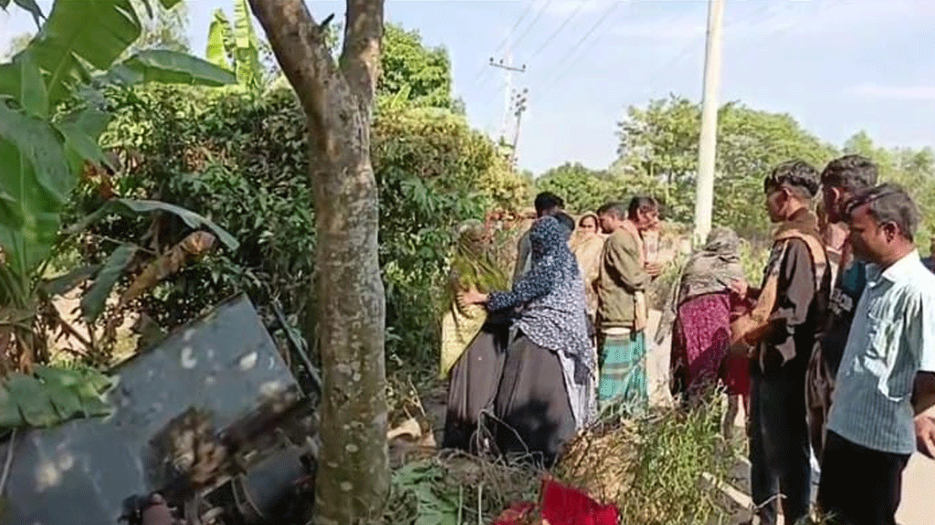 কিশোরগঞ্জে কুকুরকে বাঁচাতে গিয়ে টমটম খাদে পড়ে চালকের মৃত্যু, আহত ৩