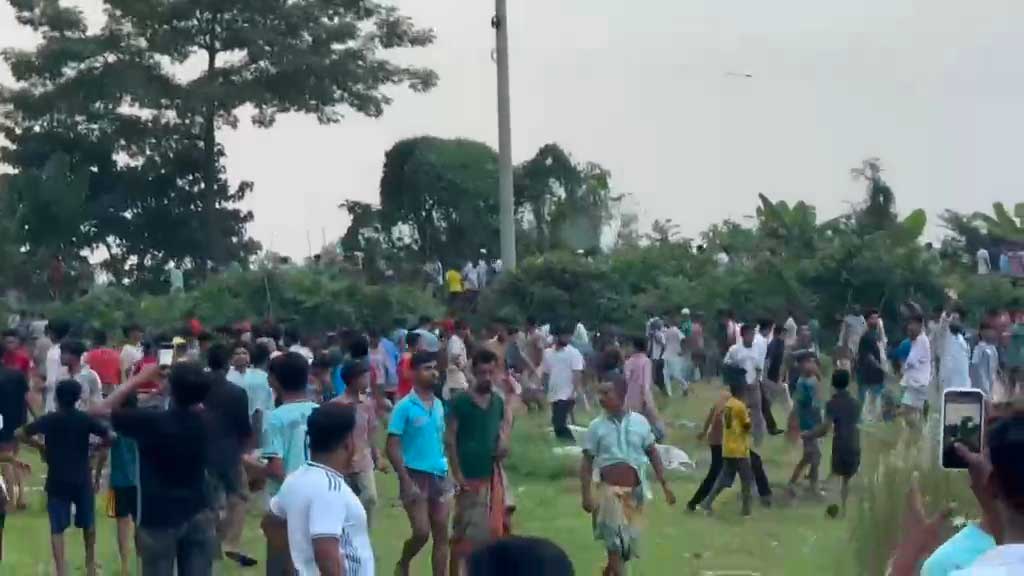 ঝালমুড়ি বিক্রির জায়গা নিয়ে সংঘর্ষে জড়াল ২ গ্রাম, আহত অন্তত ২০