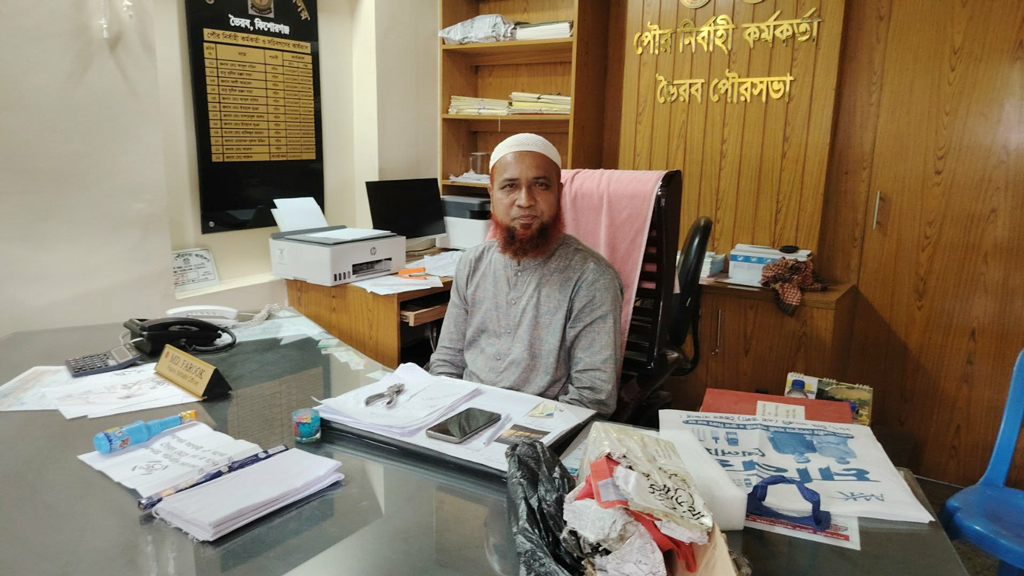কাফনের কাপড় পাঠিয়ে পৌর নির্বাহী কর্মকর্তাকে হুমকি: তদন্তে উঠে এল তিন কর্মচারীর নাম