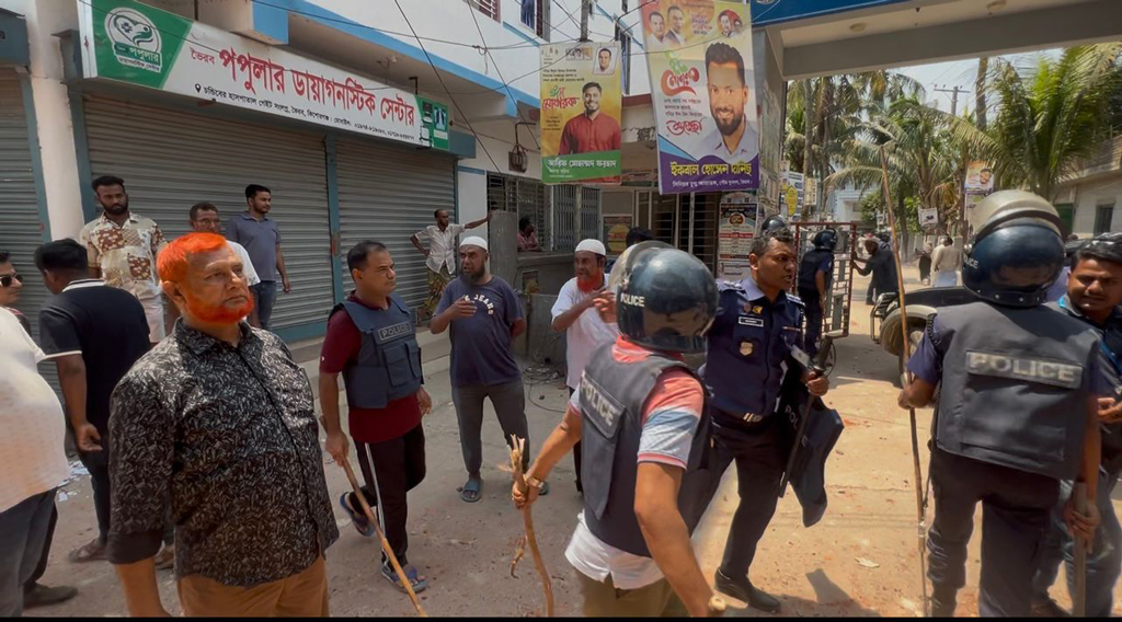 ভৈরবে তুচ্ছ ঘটনাকে কেন্দ্র করে ৩ ঘণ্টার সংঘর্ষে আহত ১৫