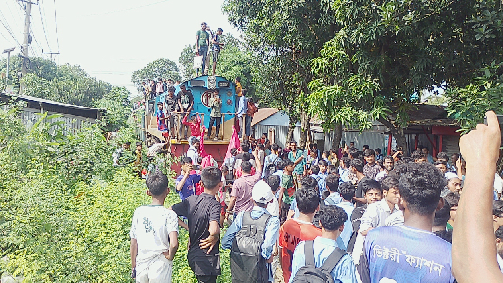 ভৈরবকে জেলা ঘোষণার দাবিতে ট্রেন আটকে বিক্ষোভ