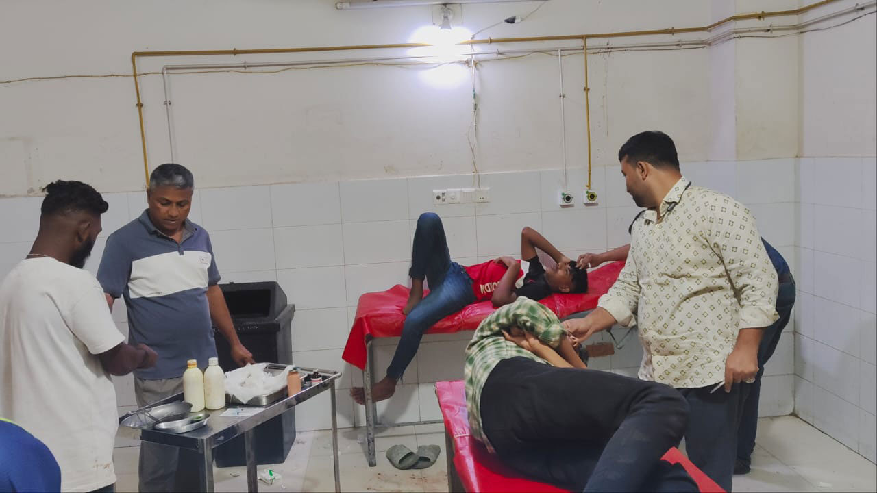 কুকুরকে ঢিল মারা নিয়ে দফায় দফায় সংঘর্ষ-ভাঙচুর, আহত ২০