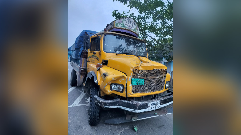 সংঘর্ষে পিকআপ ভ্যানচালক নিহত, অপর চালক পালালেন ট্রাক ফেলে