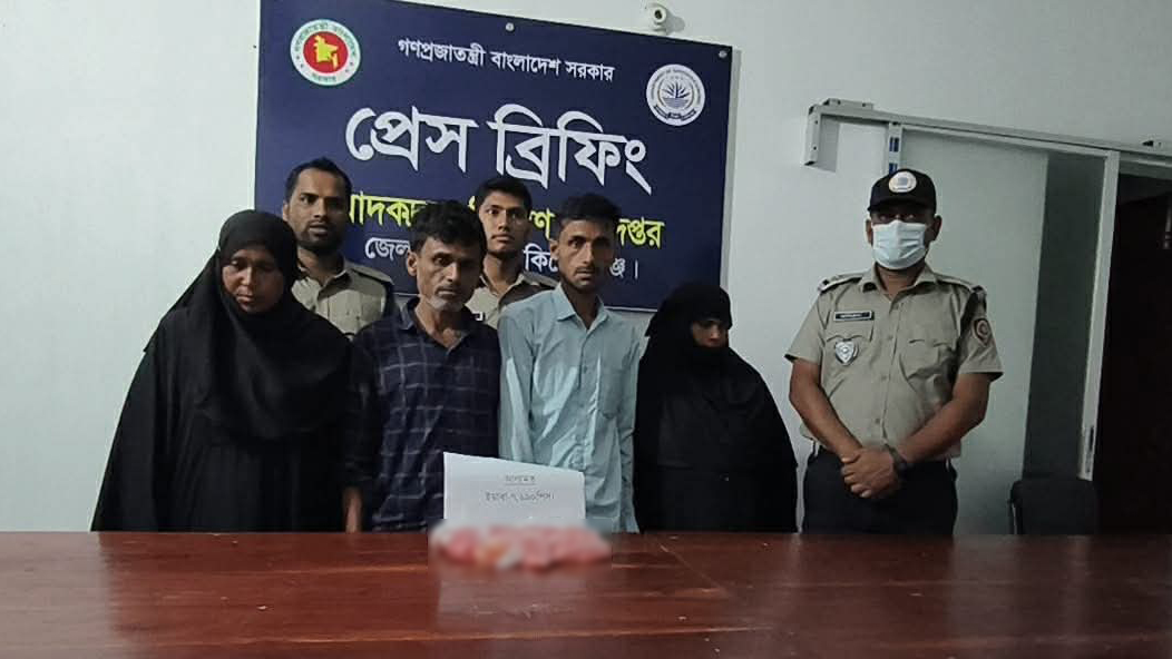ভ্রমণের আড়ালে মাদক পাচার: ২৬ লাখ টাকার ইয়াবা নিয়ে স্ত্রীসহ দুই ভাই গ্রেপ্তার