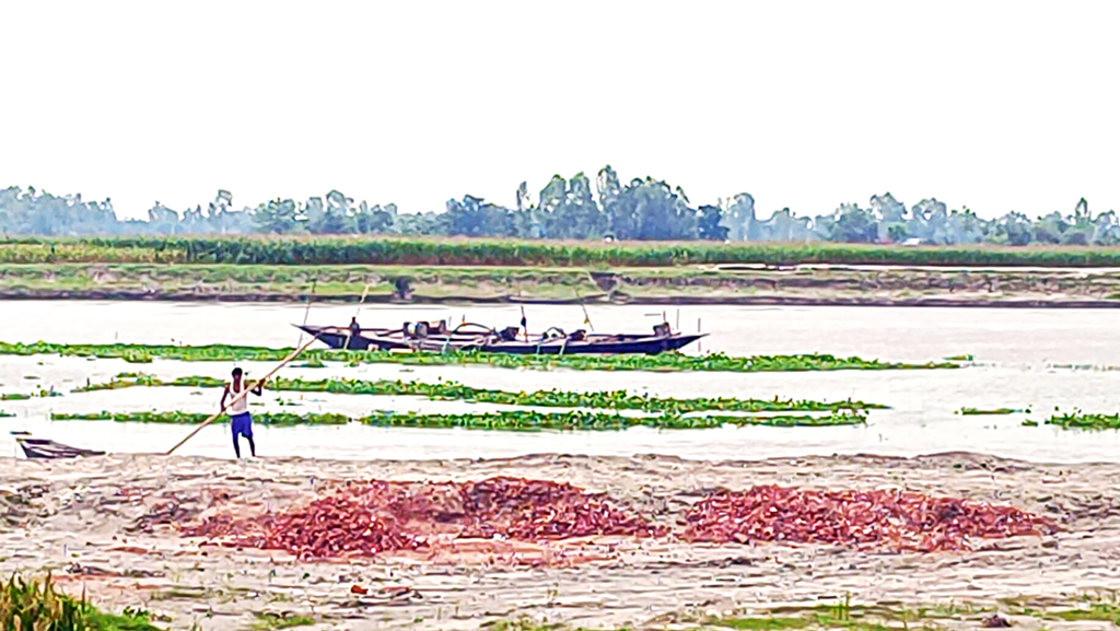 দুধকুমারে বালু উত্তোলন, ঝুঁকিতে তীর রক্ষা বাঁধ