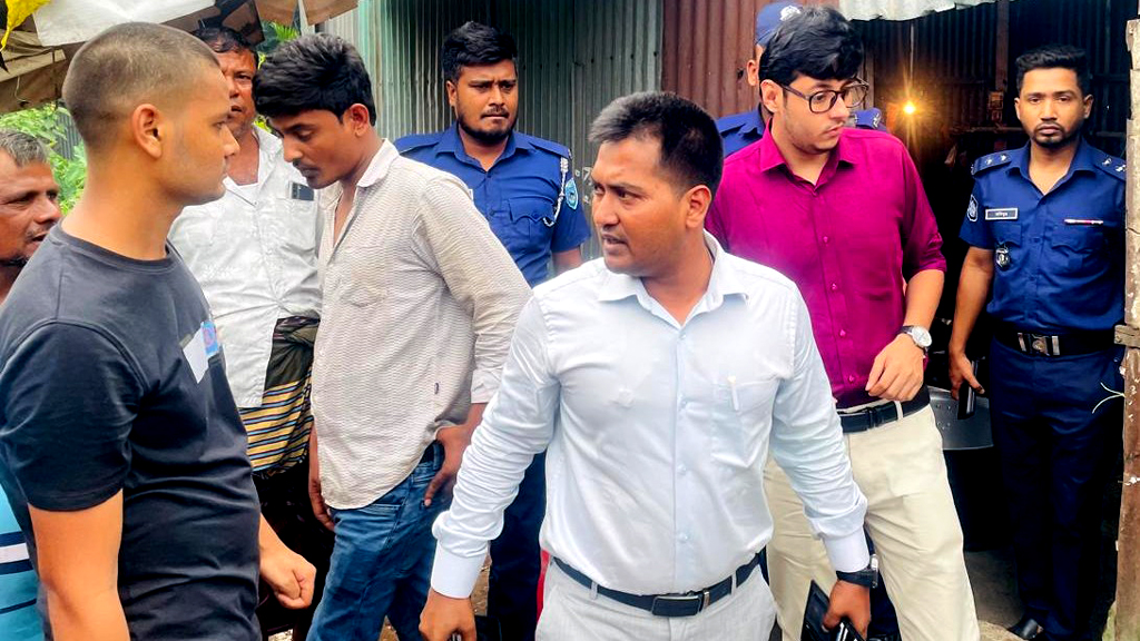 ভূরুঙ্গামারীতে অস্বাস্থ্যকর পরিবেশে খাদ্য তৈরি করায় হোটেল ম্যানেজারকে ৫০ হাজার টাকা জরিমানা