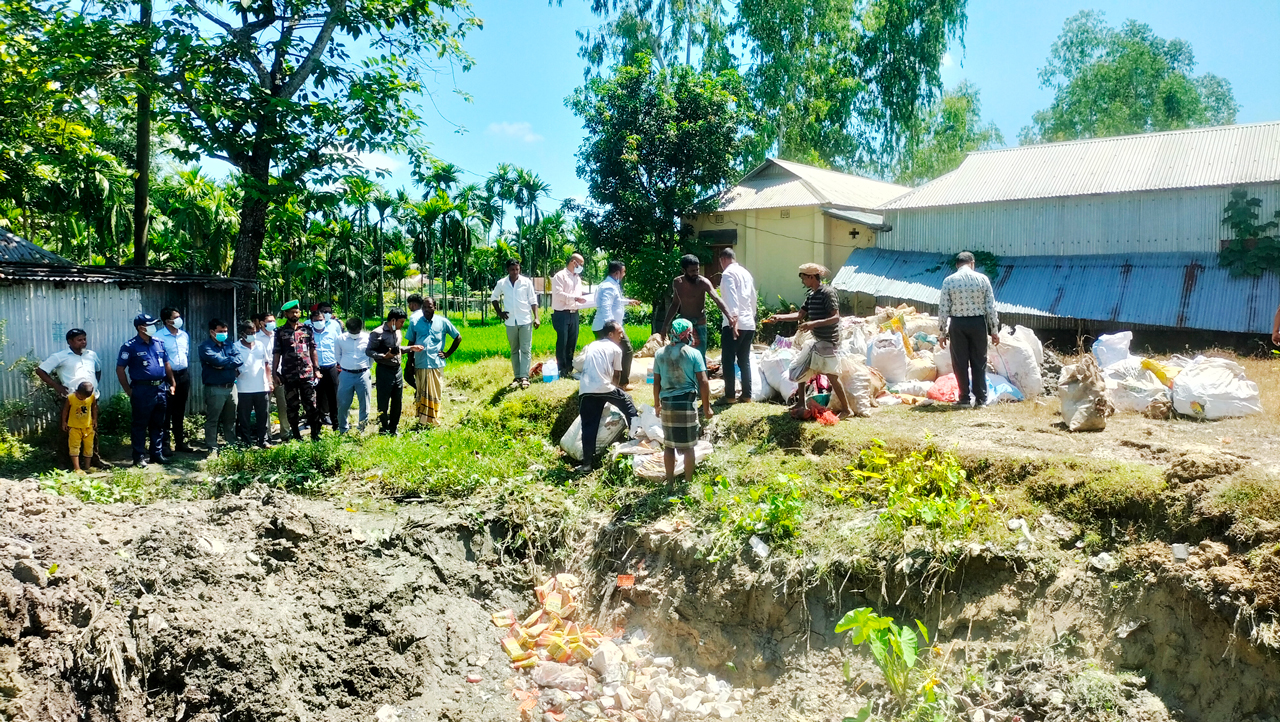 ভূরুঙ্গামারীতে বাজেয়াপ্ত ও মেয়াদোত্তীর্ণ পণ্য ধ্বংস করল কাস্টমস
