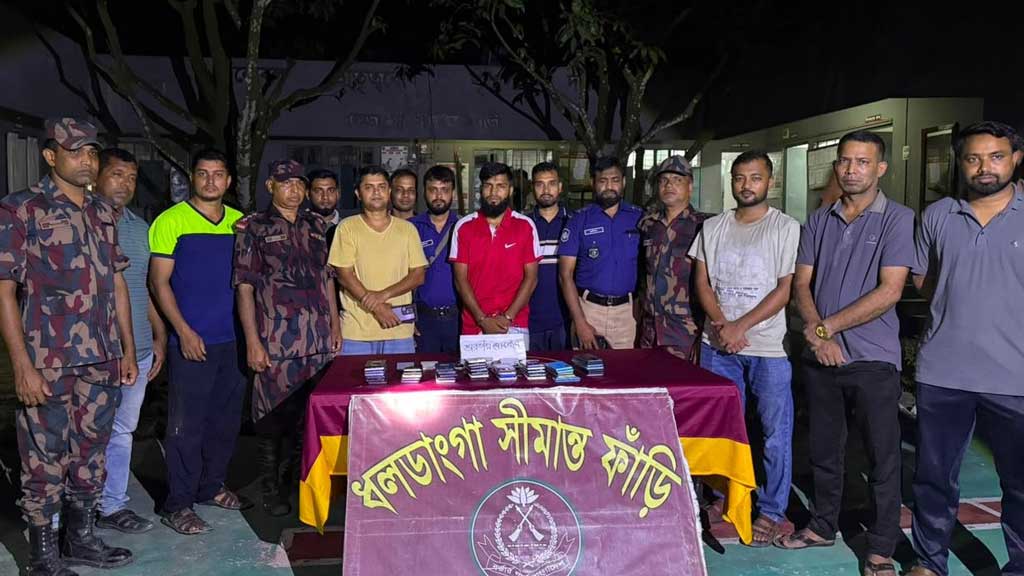 হাঁস-মুরগির খোঁয়াড়ে মিলল ৫৫টি ভারতীয় চোরাই মোবাইল, গ্রেপ্তার ১