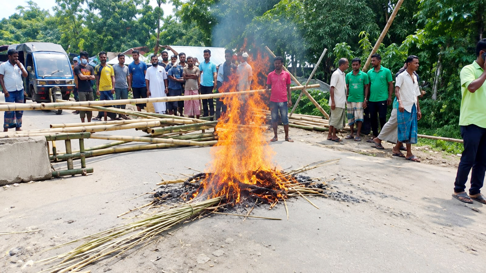 কুড়িগ্রামে সারের দাবিতে সড়কে আগুন জ্বালিয়ে অবরোধ, কৃষি কর্মকর্তা অবরুদ্ধ