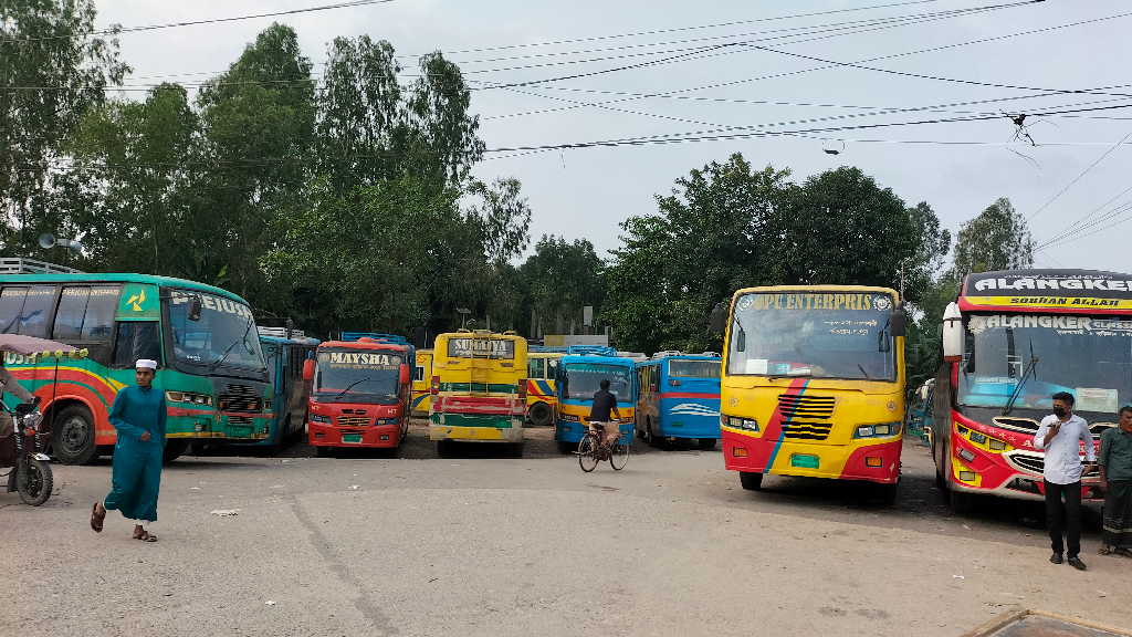 ভূরুঙ্গামারীতে`স্বাধীন পরিবহনে' আগুন: প্রতিবাদে সব বাস চলাচল বন্ধ