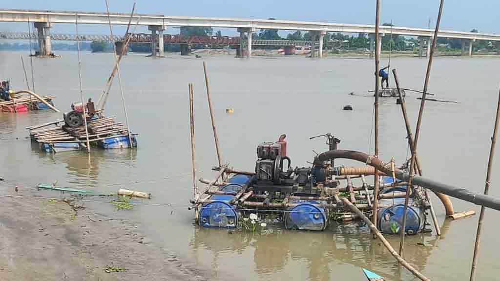 দুধকুমার নদ থেকে বালু উত্তোলন, ঝুঁকিতে সেতু ও তীর রক্ষা বাঁধ