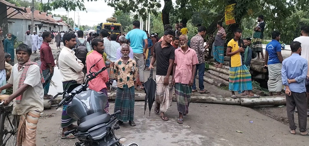 কুড়িগ্রামে সারের দাবিতে সড়ক অবরোধ-বিক্ষোভ