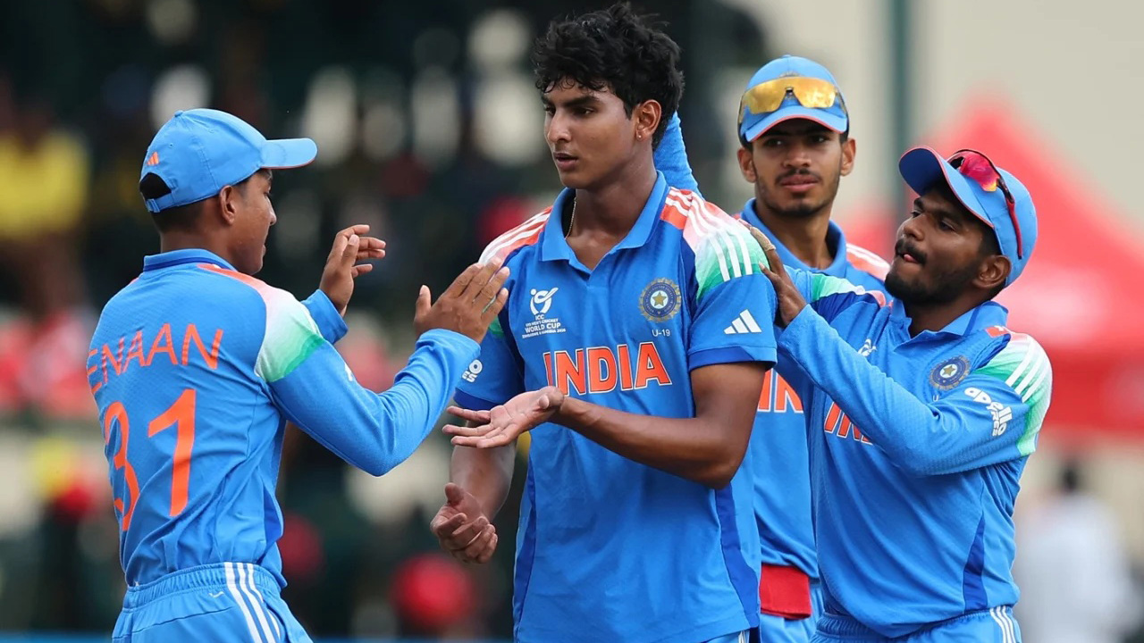 ইংল্যান্ডকে বিধ্বস্ত করে চ্যাম্পিয়ন ভারত