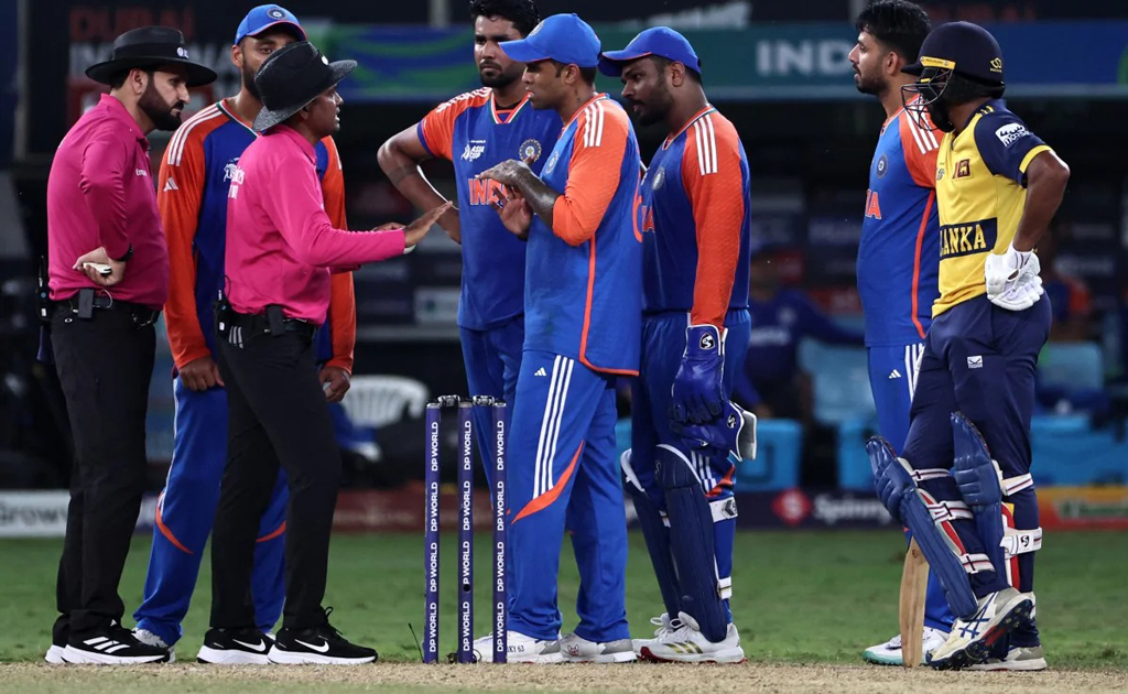 শ্রীলঙ্কা ম্যাচে ভারতকে ক্রিকেটের নিয়ম শেখালেন বাংলাদেশি আম্পায়ার