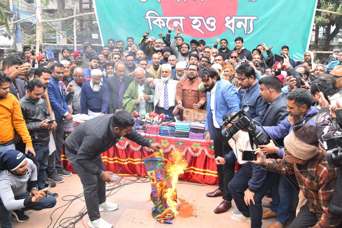 এবার ভারতীয় বেডশিট ছুড়ে ফেললেন রিজভী, আগুন দিলেন নেতা-কর্মীরা