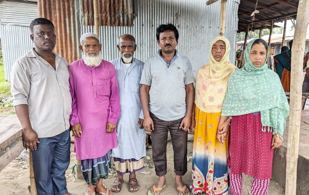 ছয় ভারতীয় আটক: ‘পিছনে ফিরলে গুলি করব’