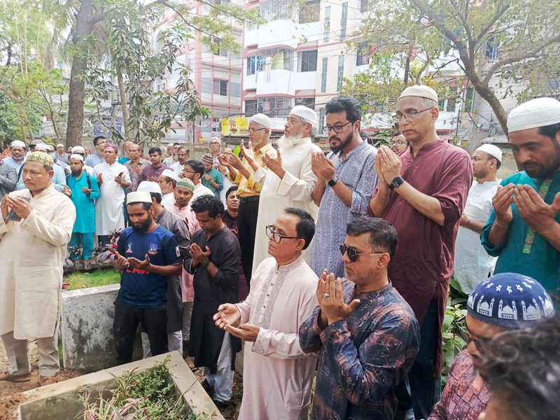 আজ শুক্রবার ঢাকা বিশ্ববিদ্যালয়ের সাবেক ভিসি আ আ স ম আরেফিন সিদ্দিককে আজিমপুর গোরস্থানে দাফন করা হয়। ছবি: সংগৃহীত