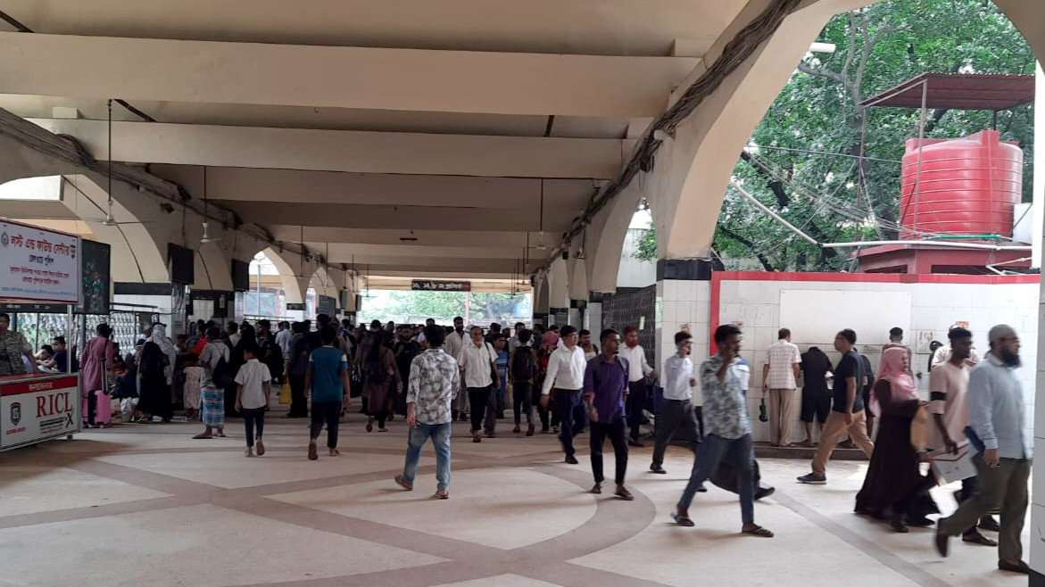 ভোটের ছুটি শেষে ঢাকায় ফিরছে মানুষ