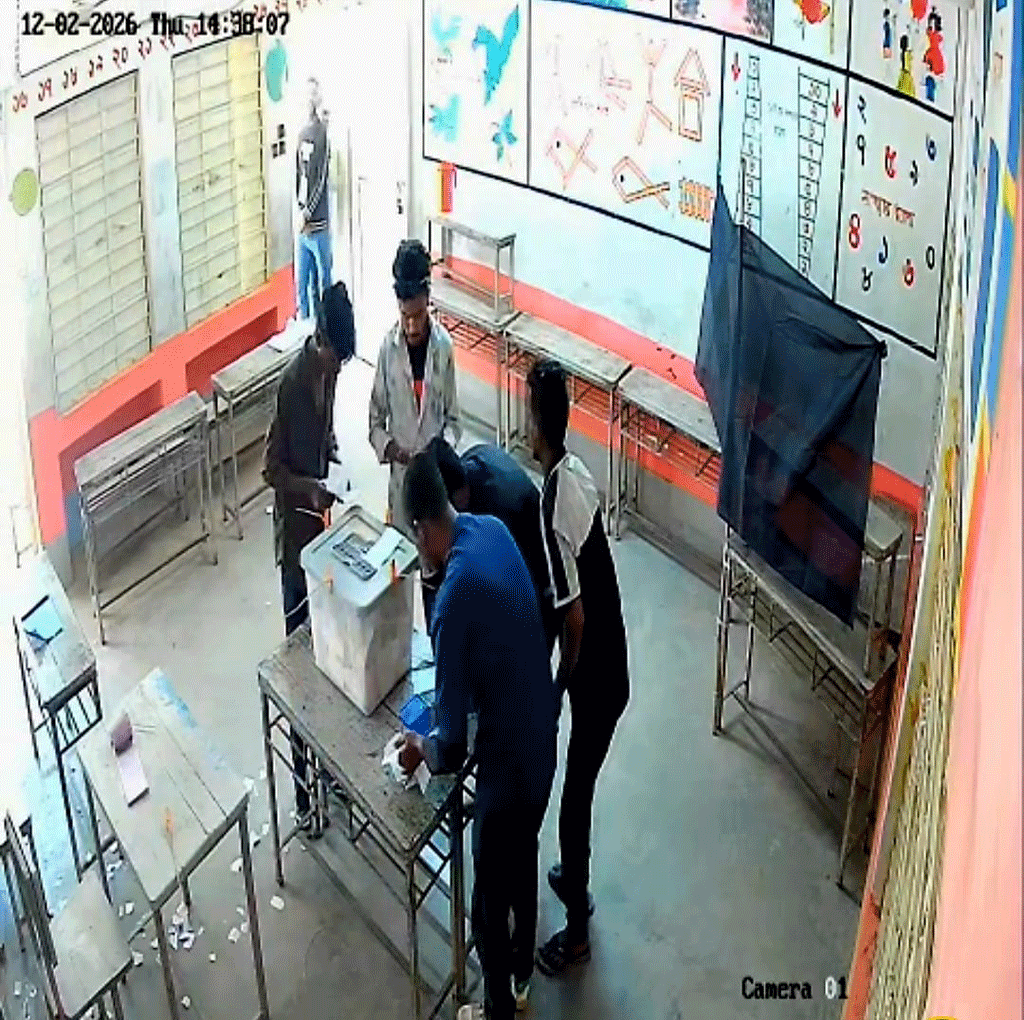 ভোটকেন্দ্রের কক্ষ দখল করে ব্যালটে সিল, সিসিটিভি ফুটেজ ভাইরাল