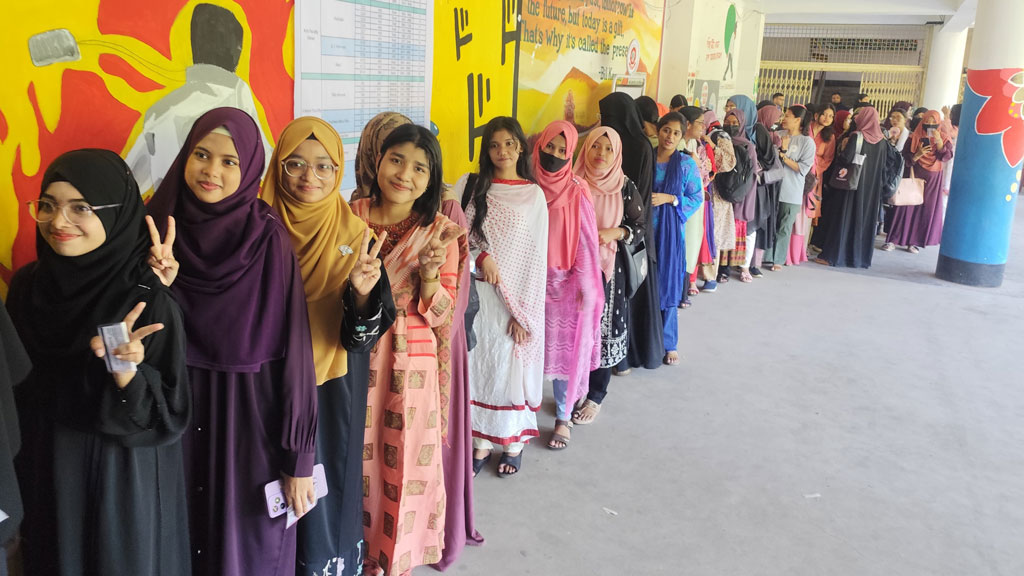চাকসুর ভোট গ্রহণ: ভোট দিতে এসে উচ্ছ্বসিত ভোটাররা