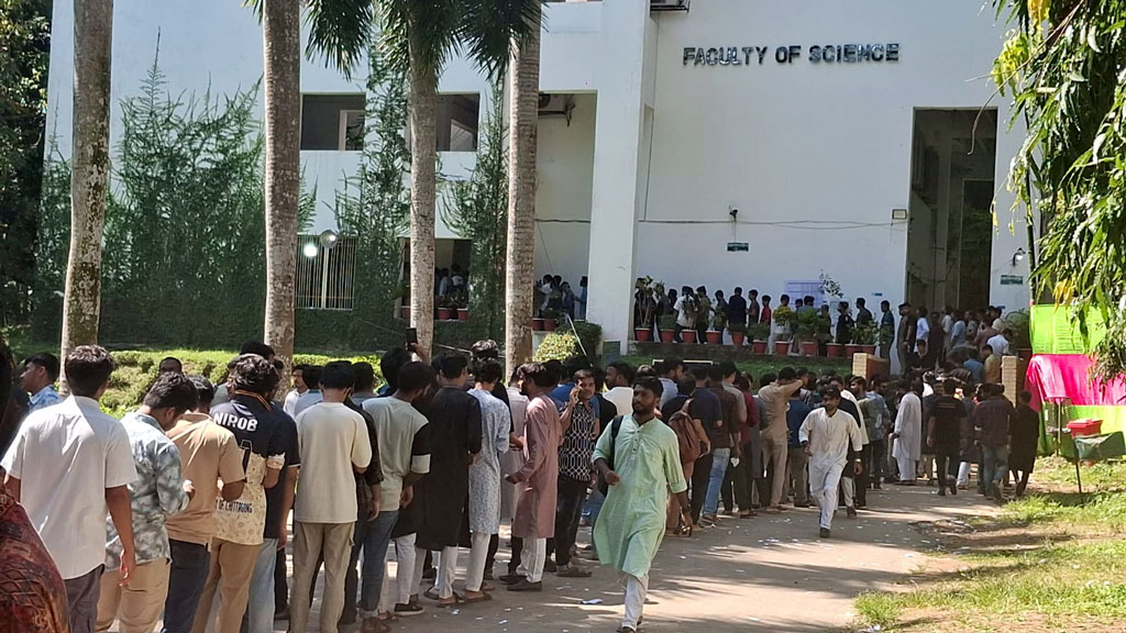 চাকসু নির্বাচন: দুপুর গড়ালেও ভোটারের দীর্ঘ লাইন