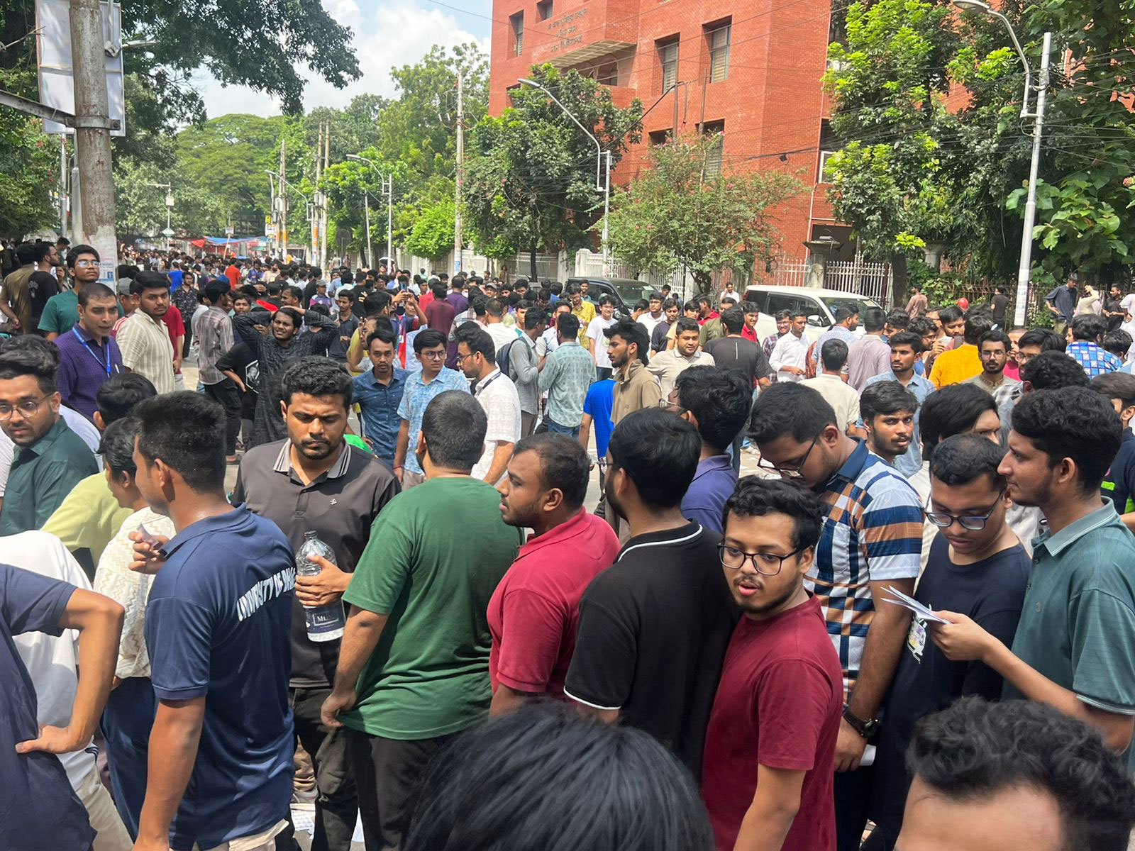 ভোটকেন্দ্রে প্রার্থী-সমর্থকদের জটলা, আচরণবিধি লঙ্ঘনের অভিযোগ