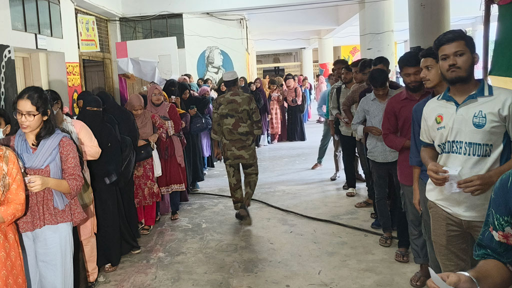 চাকসু নির্বাচনে ভোট গ্রহণ: কোন কেন্দ্রে কত ভোটার