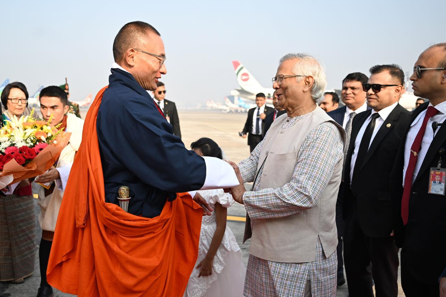 দুই দিনের সফরে ঢাকায় ভুটানের প্রধানমন্ত্রী, পেলেন লালগালিচা সংবর্ধনা