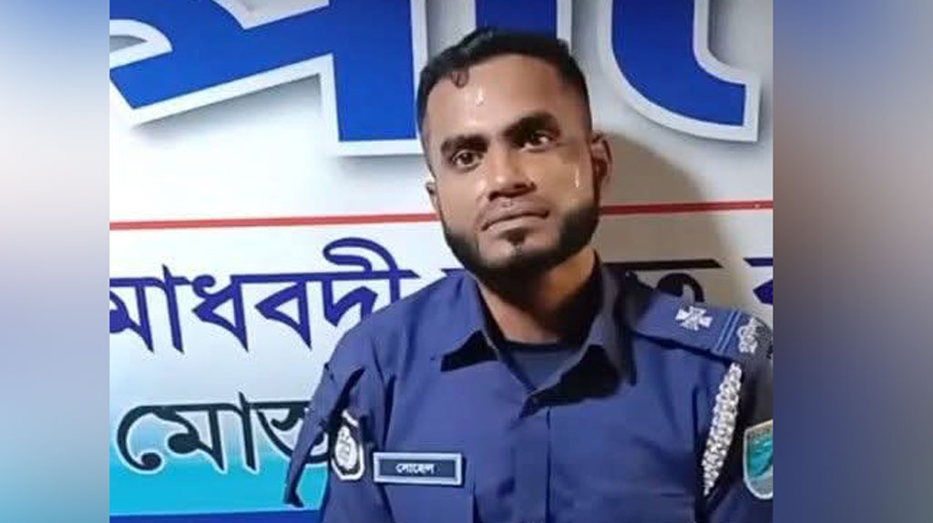 সড়কে সিগন্যাল দিয়ে থামিয়ে মোটরসাইকেল নিয়ে পালানোর চেষ্টা, ভুয়া পুলিশ আটক