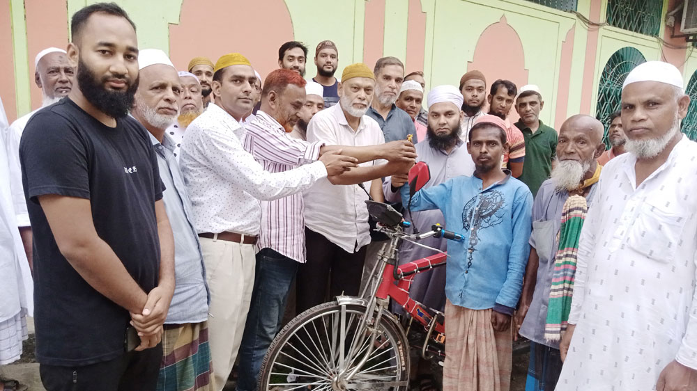 সেই মোস্তাফিজুরকে নতুন ভ্যান উপহার দিল মসজিদ কমিটি