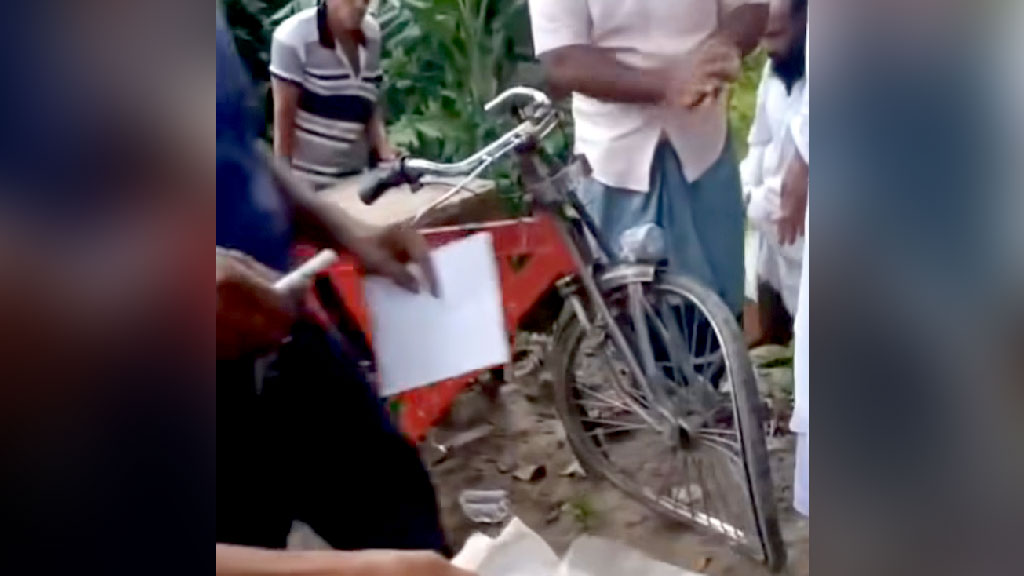 বাসের ধাক্কায় ভ্যান উল্টে প্রাণ গেল ব্যবসায়ীর