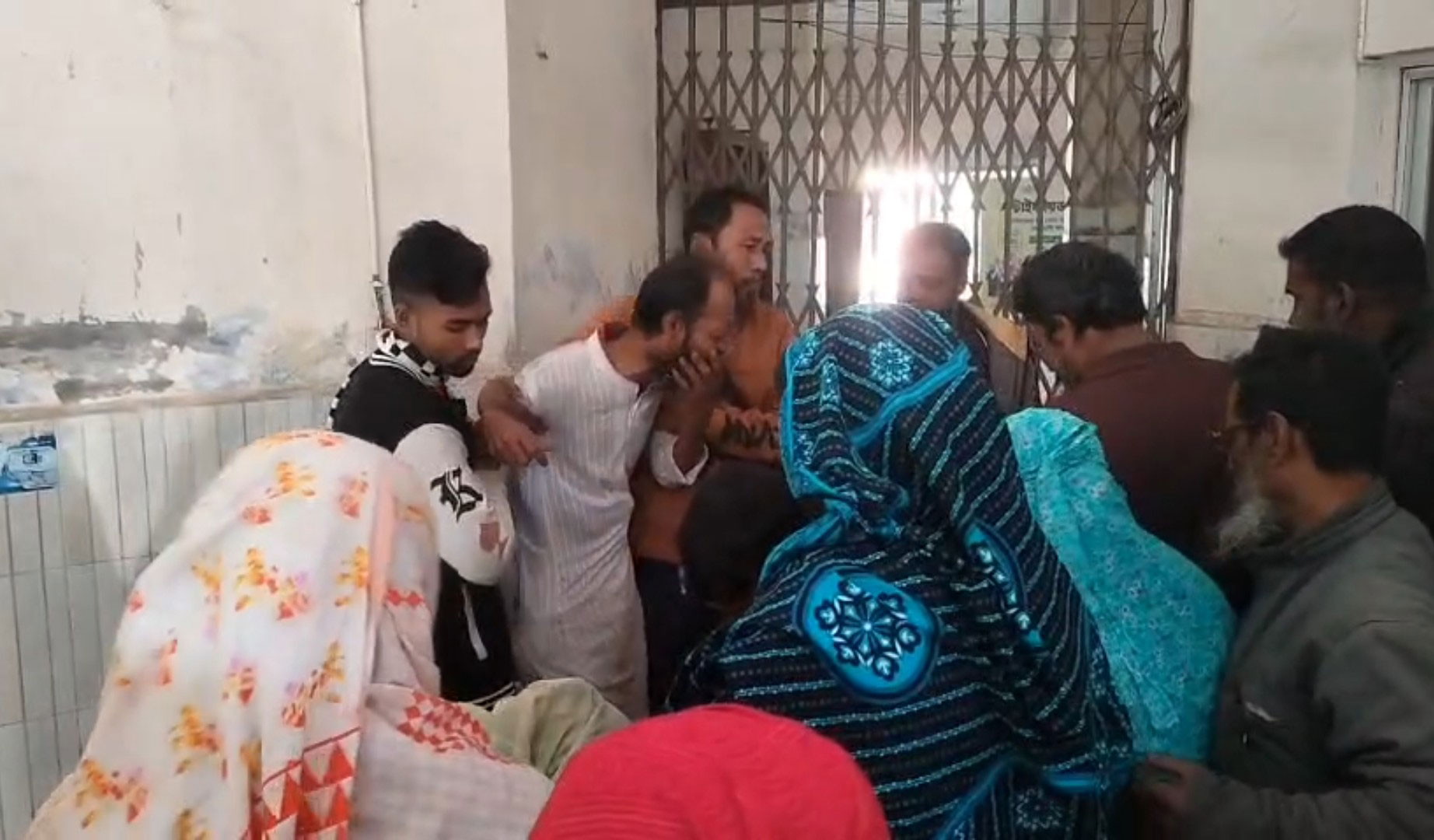 রাজবাড়ীতে ভ্যানে ট্রাকের ধাক্কা, যুবক নিহত