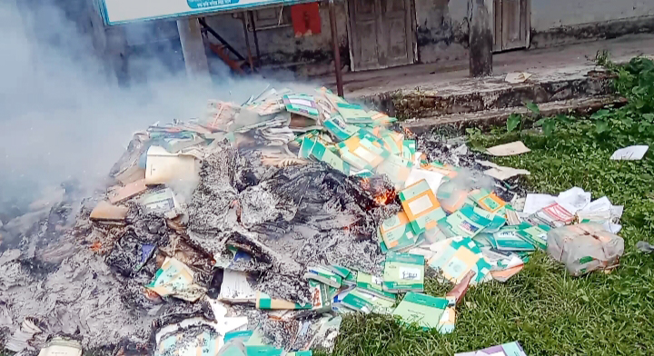 আমতলীতে বিদ্যালয়ের বই পুড়িয়ে ফেললেন প্রধান শিক্ষক