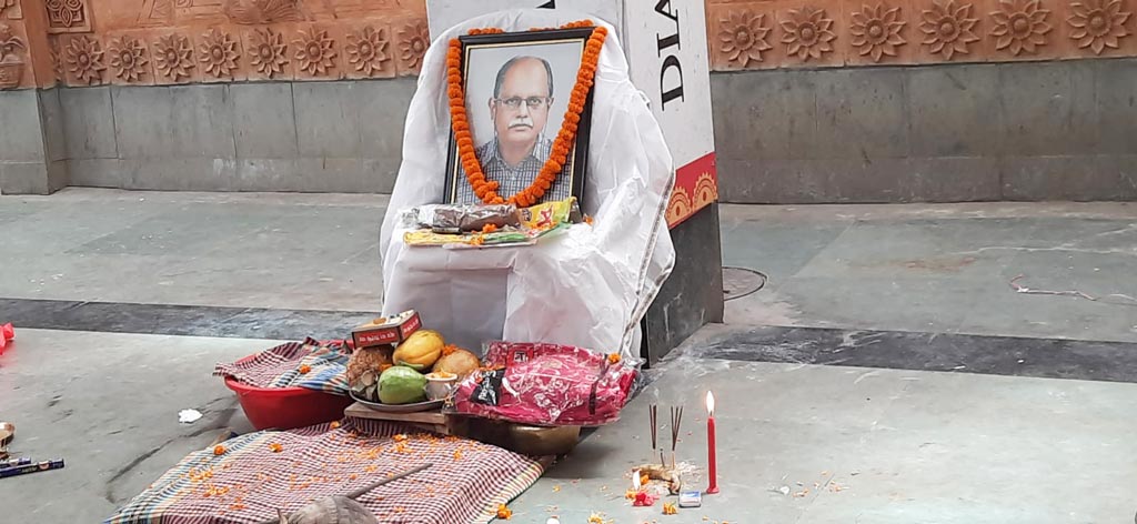 রাজধানীর সিদ্ধেশ্বরী কালীমন্দিরে বিভুরঞ্জন সরকারের শ্রাদ্ধানুষ্ঠান অনুষ্ঠিত হয়। ছবি: আজকের পত্রিকা