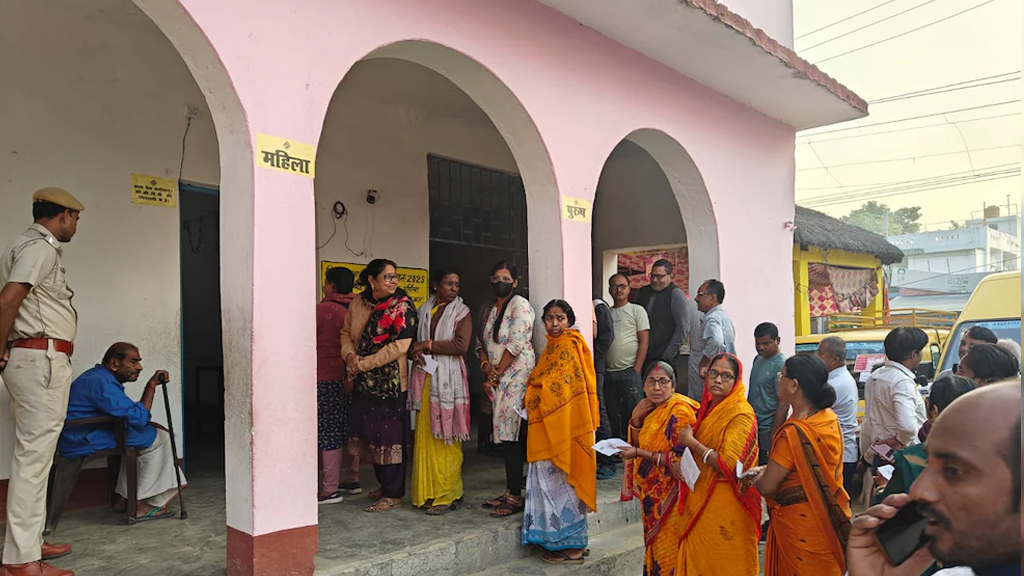 বিহার বিধানসভা নির্বাচনের দ্বিতীয় দফার ভোটগ্রহণ চলছে