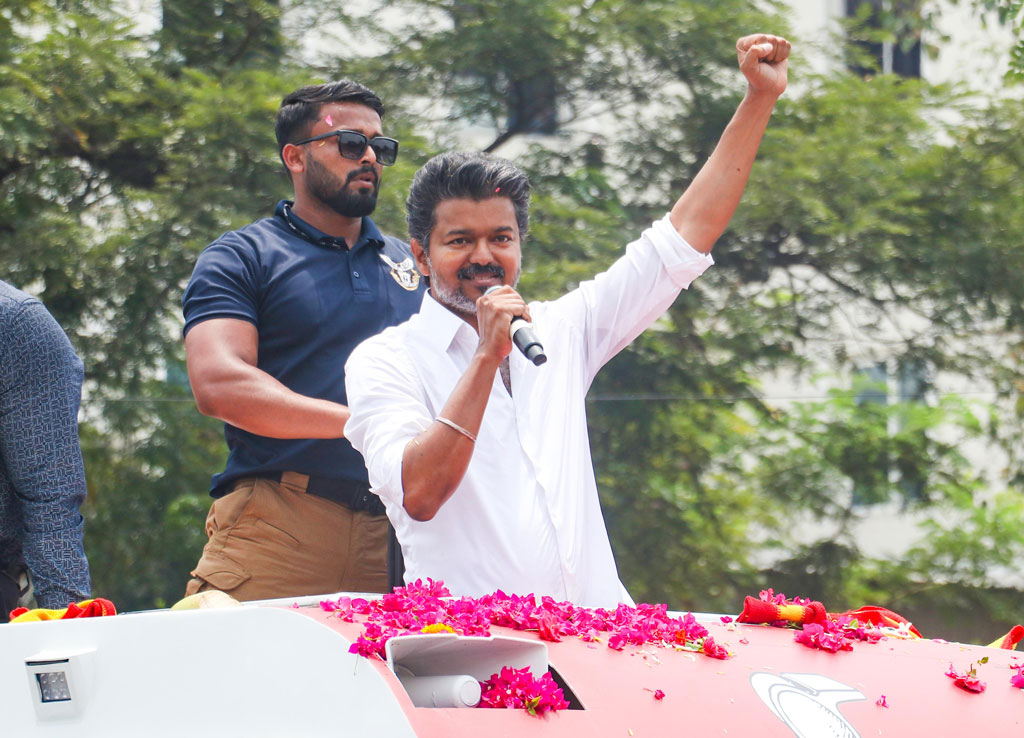 অবশেষে তামিলনাড়ুর মুখ্যমন্ত্রী হিসেবে শপথ নিলেন বিজয়, সামনে যেসব চ্যালেঞ্জ