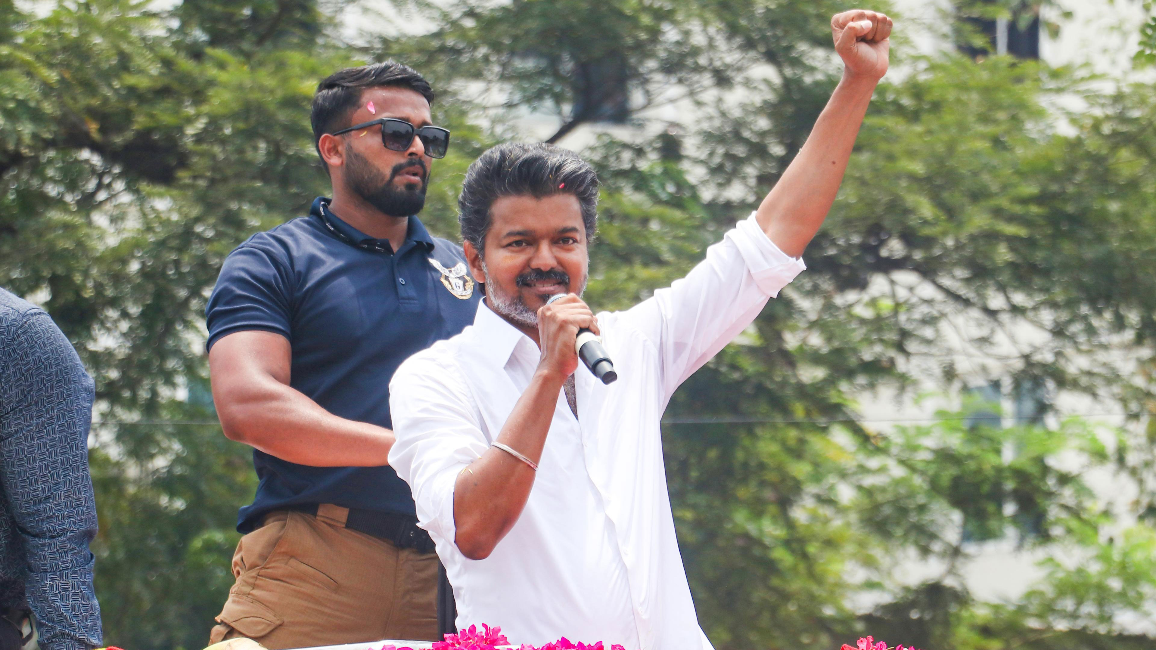 অবশেষে তামিলনাড়ুর মুখ্যমন্ত্রী হিসেবে শপথ নিলেন বিজয়, সামনে যেসব চ্যালেঞ্জ