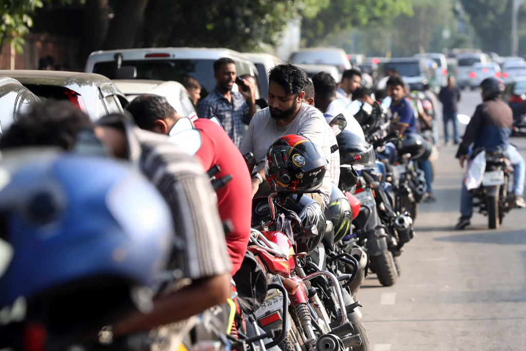 ছুটির দিনেও ফিলিং স্টেশনগুলোতে তেল নিতে ব্যক্তিগত গাড়ি ও মোটরসাইকেলের লাইন। আজ শুক্রবার রাজধানীর বিজয় সরণিতে একটি পাম্পের সামনে দেখা যায় এমন সারি। ছবি: ওমর ফারুক