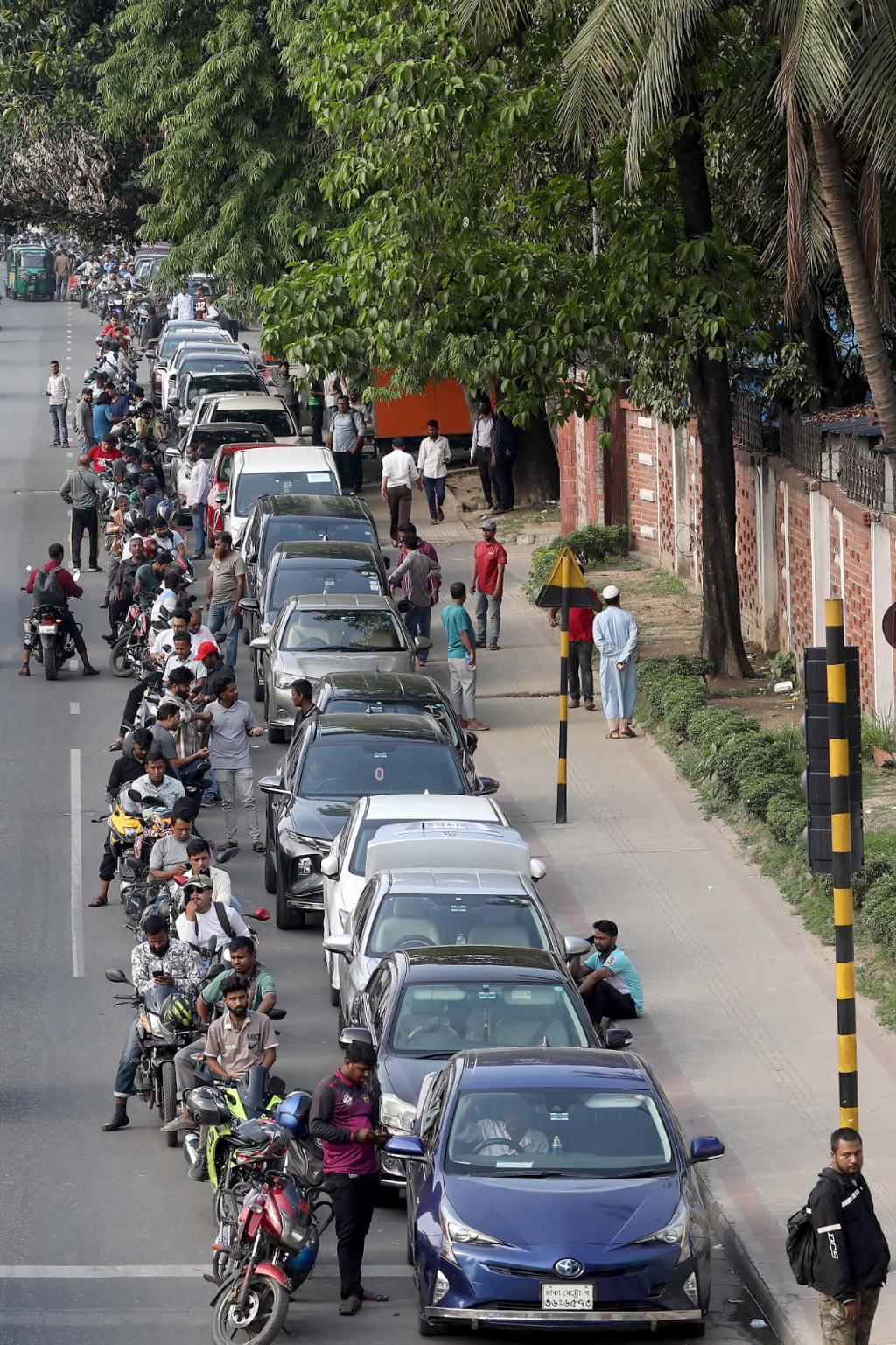 ছুটির দিনেও ফিলিং স্টেশনগুলোতে তেল নিতে ব্যক্তিগত গাড়ি ও মোটরসাইকেলের লাইন। আজ শুক্রবার রাজধানীর বিজয় সরণি এলাকায় তোলা। ছবি: ওমর ফারুক