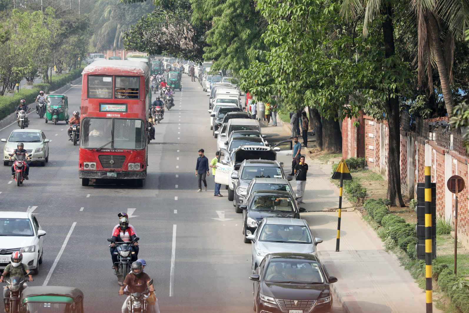 ছুটির দিনেও পেট্রল পাম্পে ভিড়