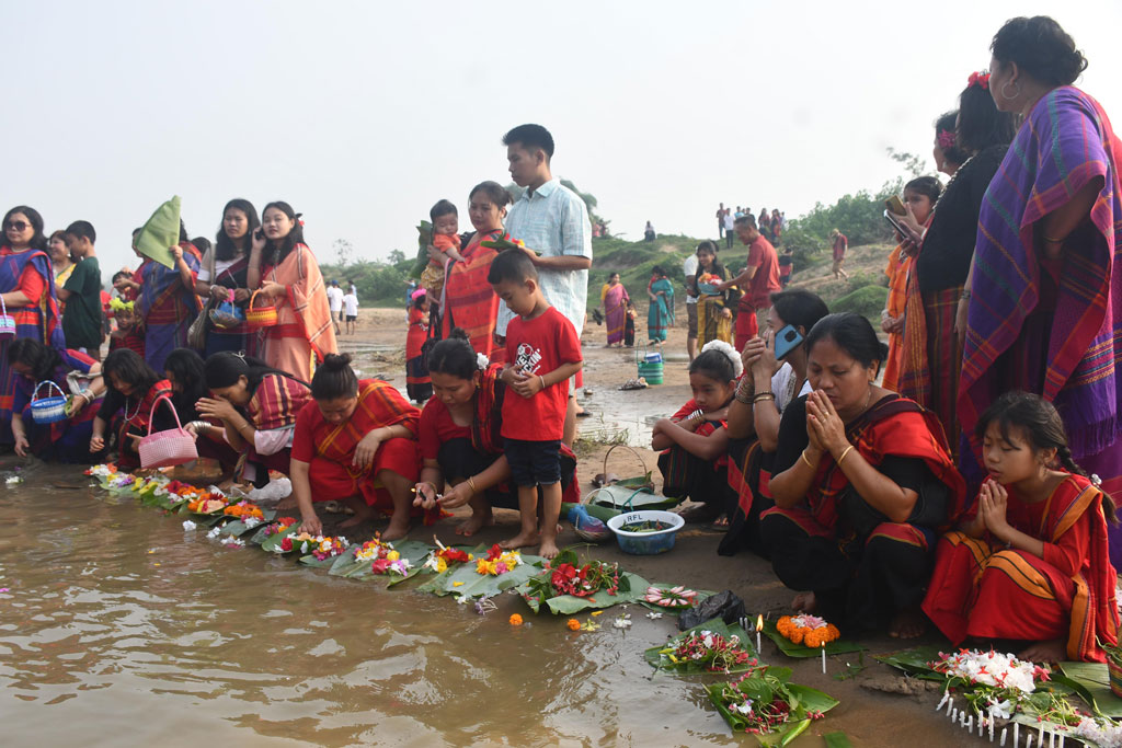 চেঙ্গী নদীতে ফুল ভাসিয়ে পাহাড়ে বিজু উৎসবের সূচনা
