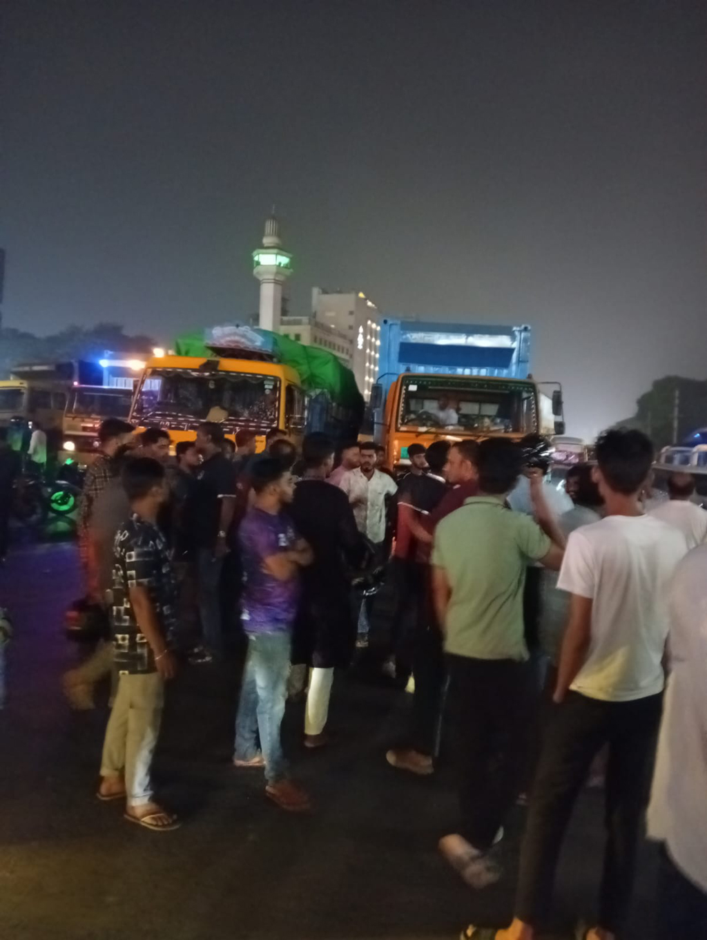 তেল না পেয়ে রাজধানীতে মহাসড়ক অবরোধ বাইকারদের