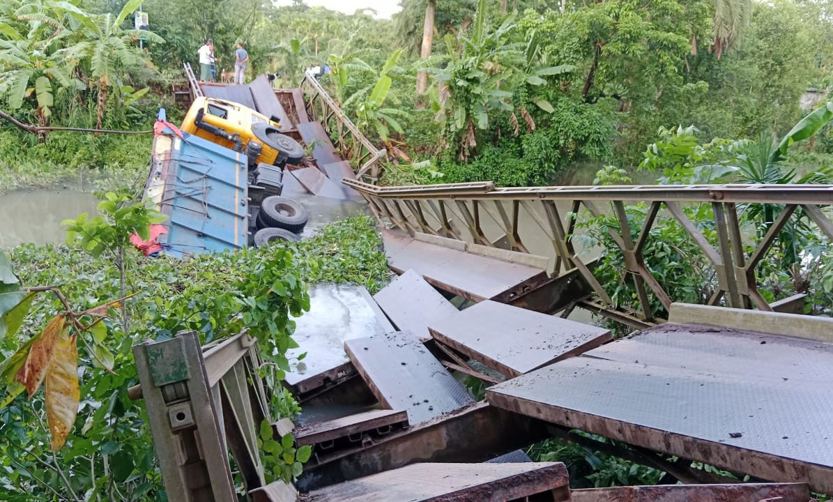 বেইলি ব্রিজ ভেঙে কয়লাবোঝাই ট্রাক খালে, সড়ক যোগাযোগ বন্ধ