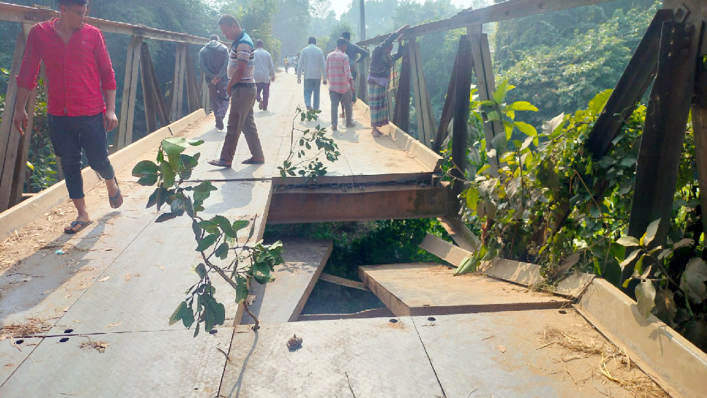 ঝুঁকিপূর্ণ বেইলি সেতুতে কাঠ বোঝাই ট্রাক, ভেঙে গেল পাটাতন