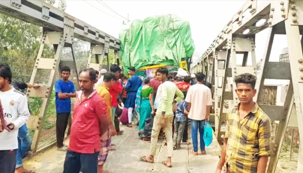 বেইলি সেতু ভেঙে সুনামগঞ্জ-দিরাই সড়কে যান চলাচল বন্ধ