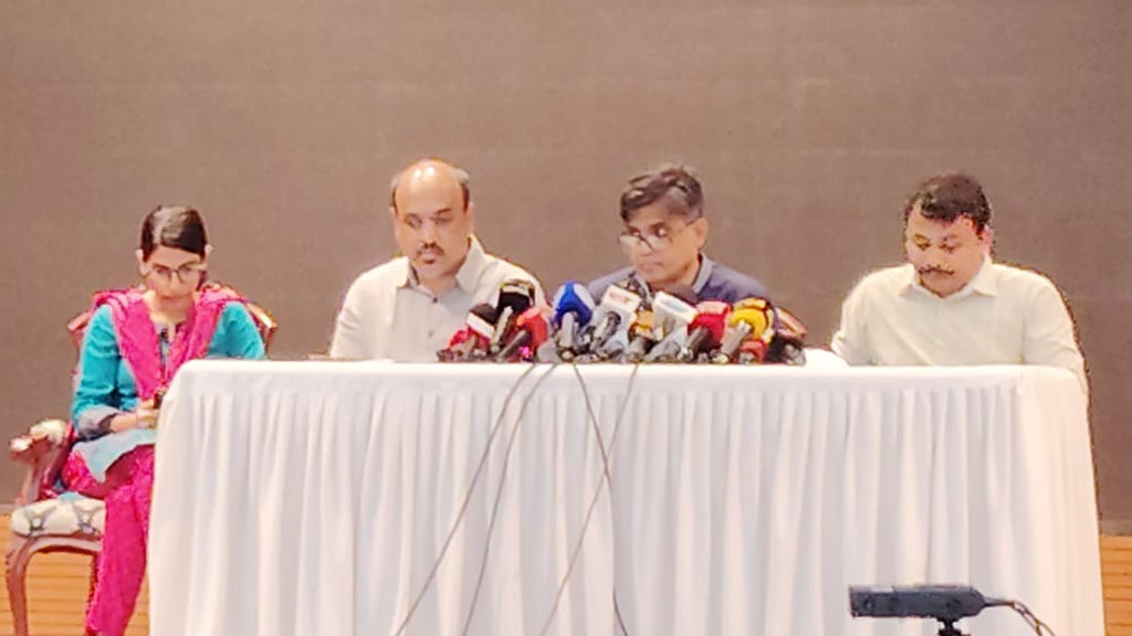 রাজধানীর ফরেন সার্ভিস একাডেমিতে প্রেস বিফ্রিং করেন প্রধান উপদেষ্টার প্রেস সচিব শফিকুল আলম। ছবি: আজকের পত্রিকা