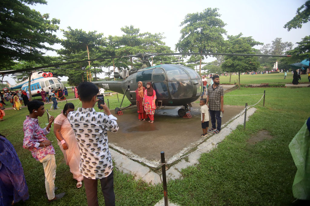 ঈদের ছুটিতে রাজধানীর আগারগাঁওয়ে বিমানবাহিনী জাদুঘরে ভিড় ছিল চোখে পড়ার মতো। সকাল থেকে ভিড় থাকলেও বেলা বাড়ার সঙ্গে সঙ্গে দর্শনার্থীদের ভিড় বাড়তে থাকে বিনোদন কেন্দ্রটিতে। আজ মঙ্গলবার তোলা। ছবি: আজকের পত্রিকা