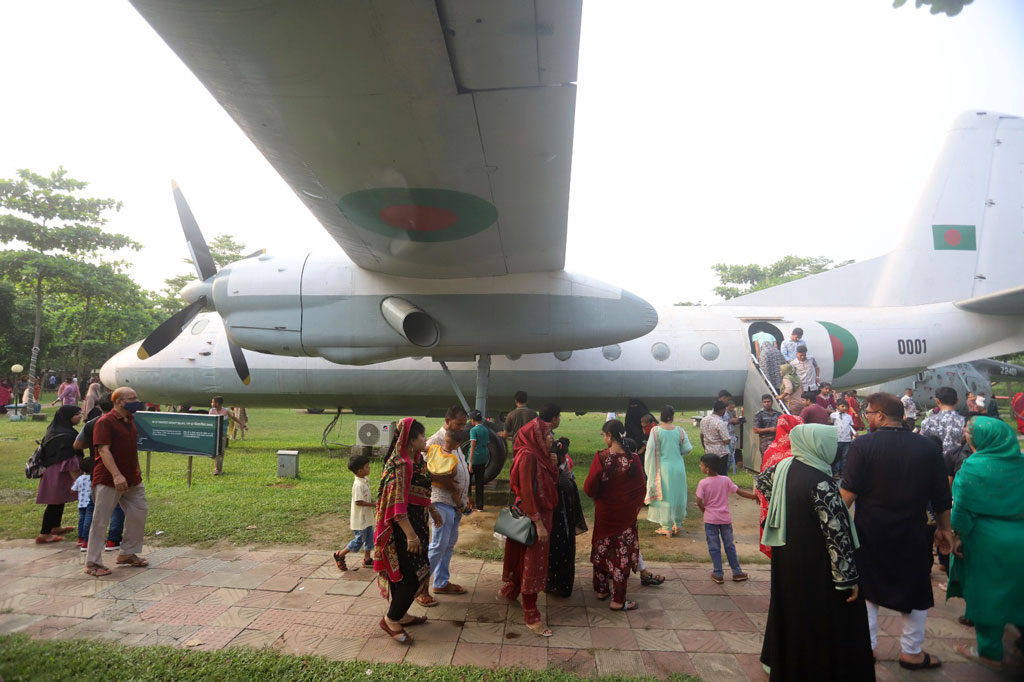 ঈদের ছুটিতে রাজধানীর আগারগাঁওয়ে বিমানবাহিনী জাদুঘরে ভিড় ছিল চোখে পড়ার মতো। সকাল থেকে ভিড় থাকলেও বেলা বাড়ার সঙ্গে সঙ্গে দর্শনার্থীদের ভিড় বাড়তে থাকে বিনোদন কেন্দ্রটিতে। আজ মঙ্গলবার তোলা। ছবি: আজকের পত্রিকা